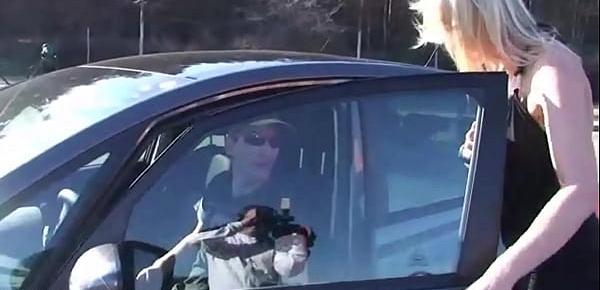  Sklavin saugt im Auto auf einem Autobahnparkplatz einem völlig fremden Kerl den Schwanz in geilen sexy Klamotten